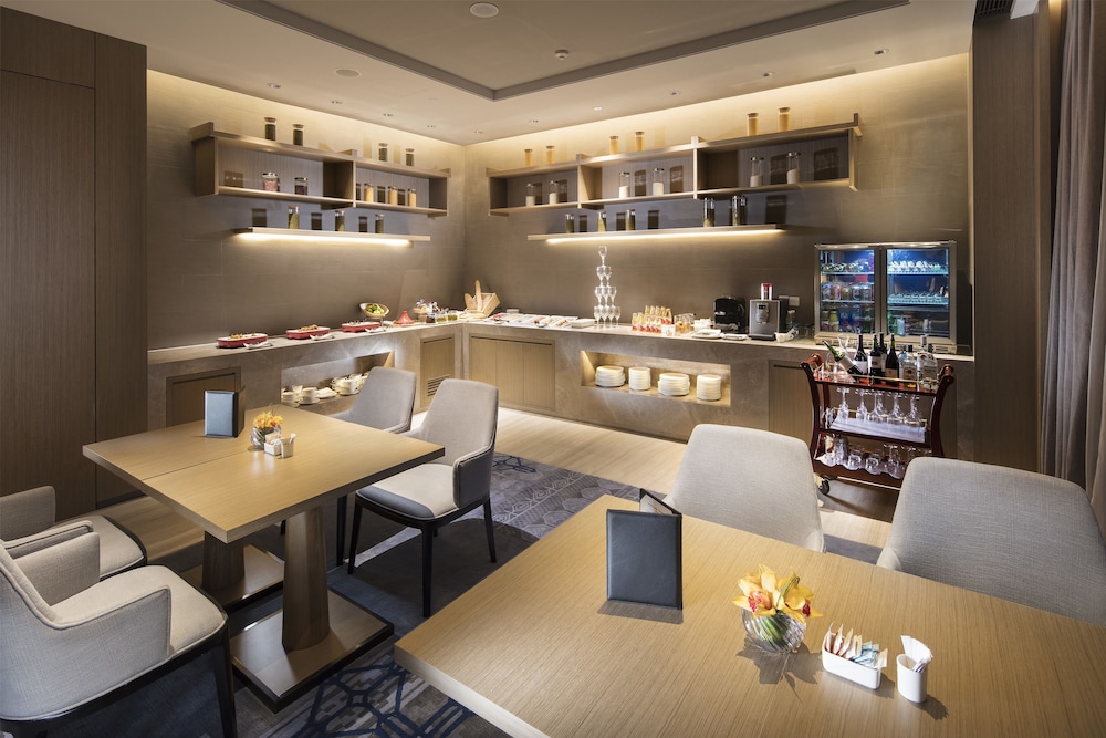 Executive Room, 1 King Bed, Club Lounge Access photo 2