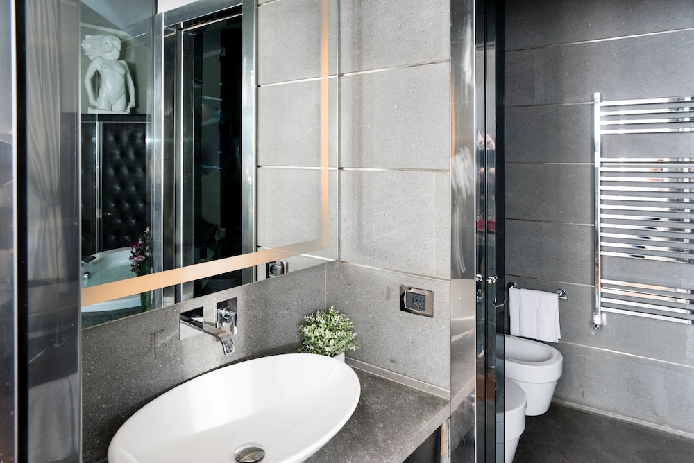 Junior Suite, Jetted Tub photo 3