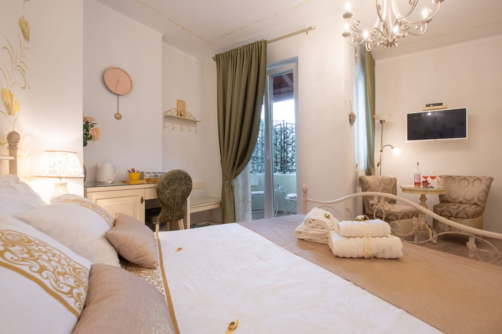 Deluxe Double Room, Balcony - Photo 3
