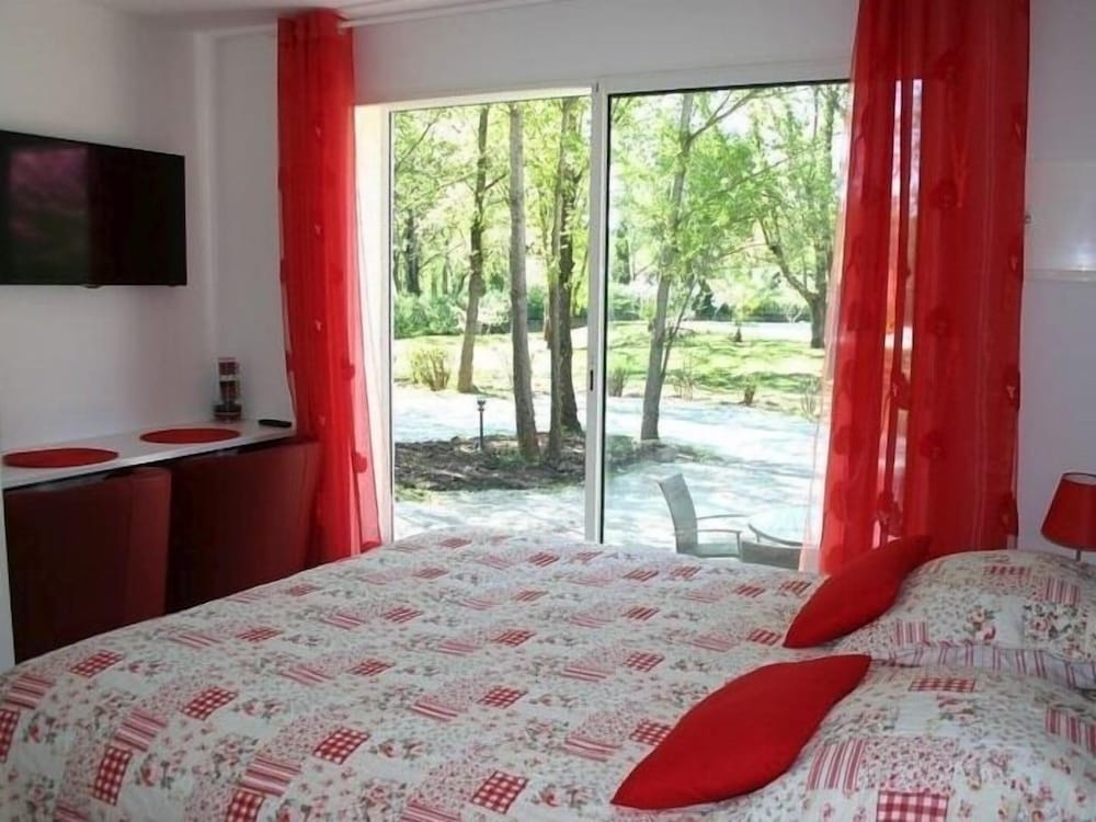 Double Room, Private Bathroom (Chambre Coquelicot)