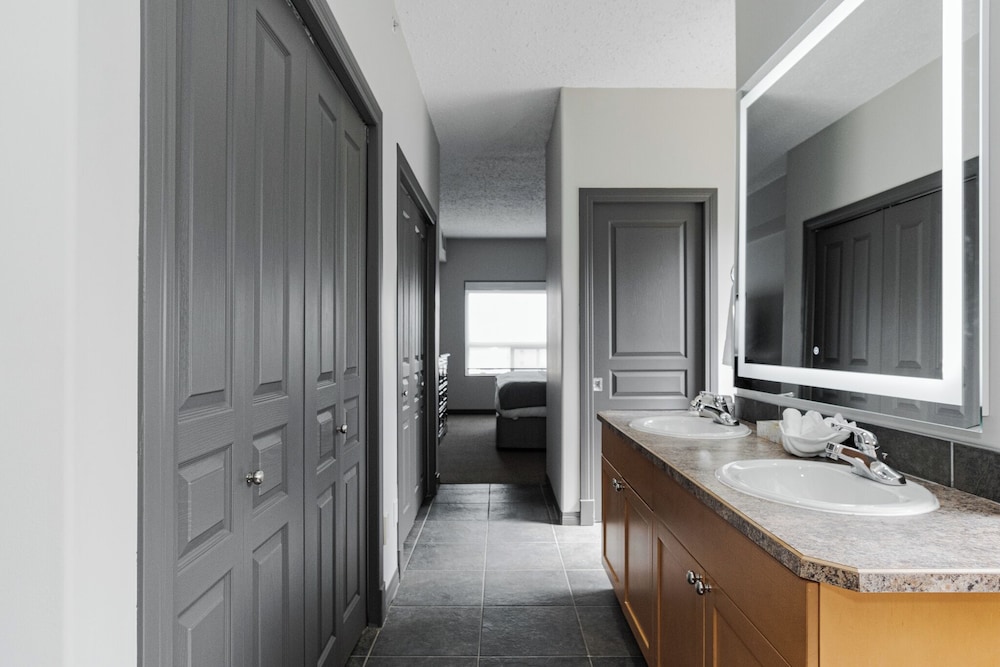 Suite, 3 Bedrooms, Kitchen photo 3
