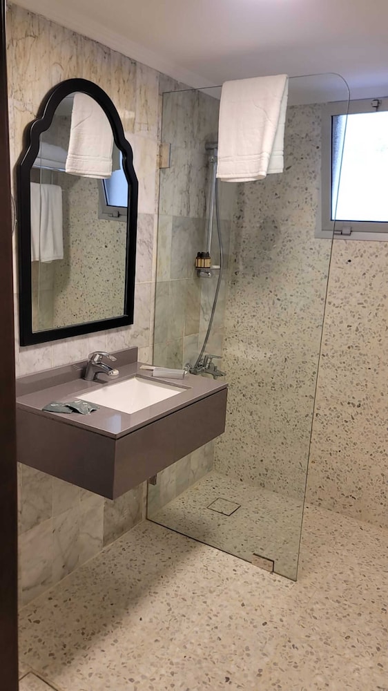 Deluxe Double or Twin Room - Photo 11