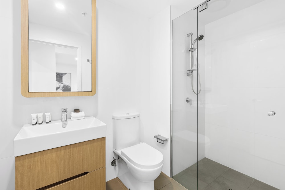 Two Bedroom One Bathroom Compact Apartment - Photo 2