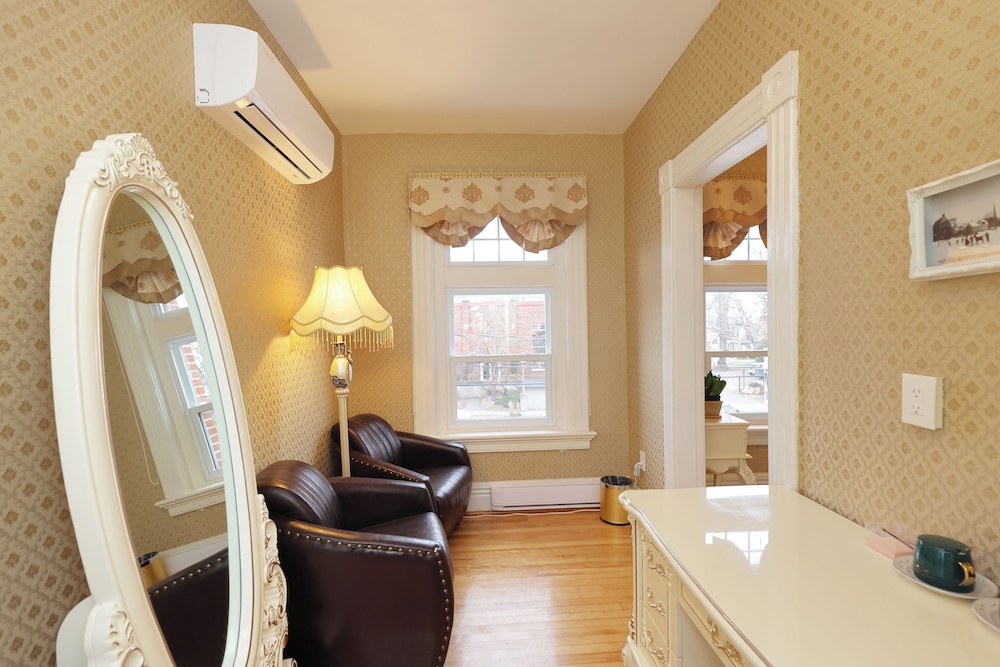 Deluxe Studio Suite, 1 Queen Bed, City View - Second Floor photo 2