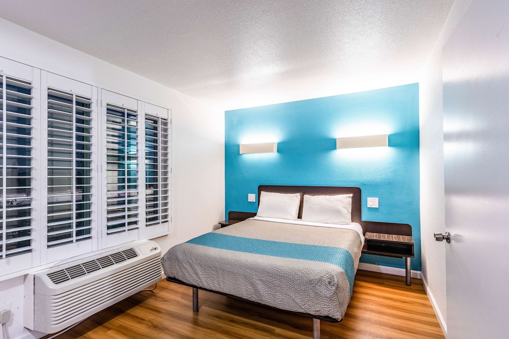Standard Suite, 1 Queen Bed, Non Smoking, Refrigerator & Microwave photo 1