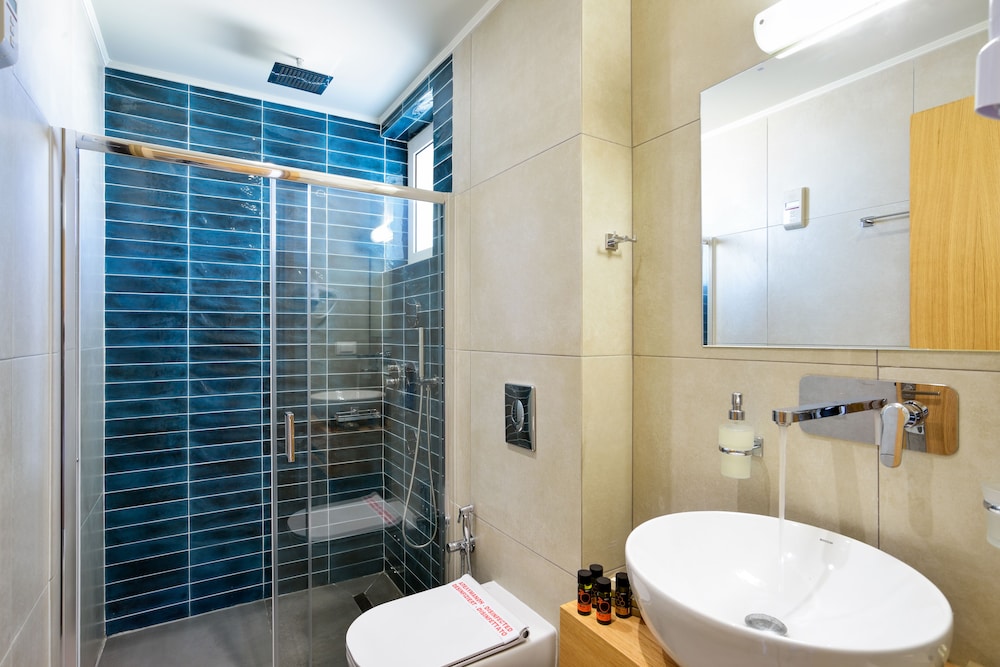 Deluxe room with Balcony - Photo 7