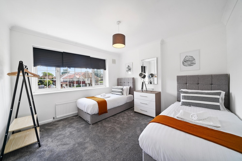 House, 5 Bedrooms photo 3