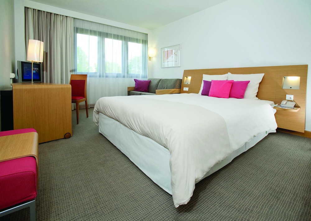 Room, 1 Queen Bed with Sofa bed - Photo 3