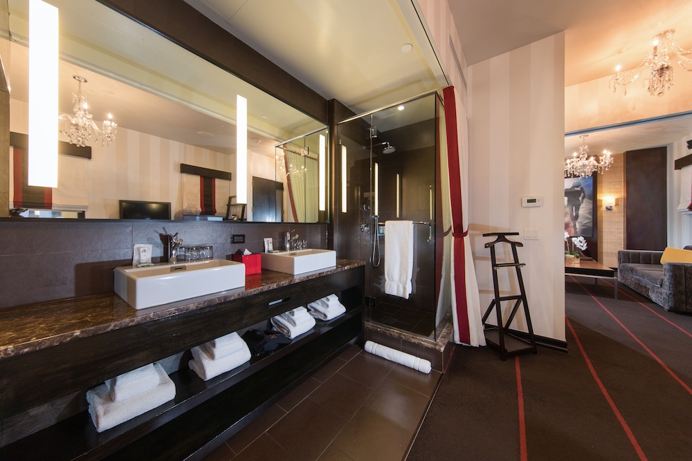 Suite, 1 King Bed thumbnail 6