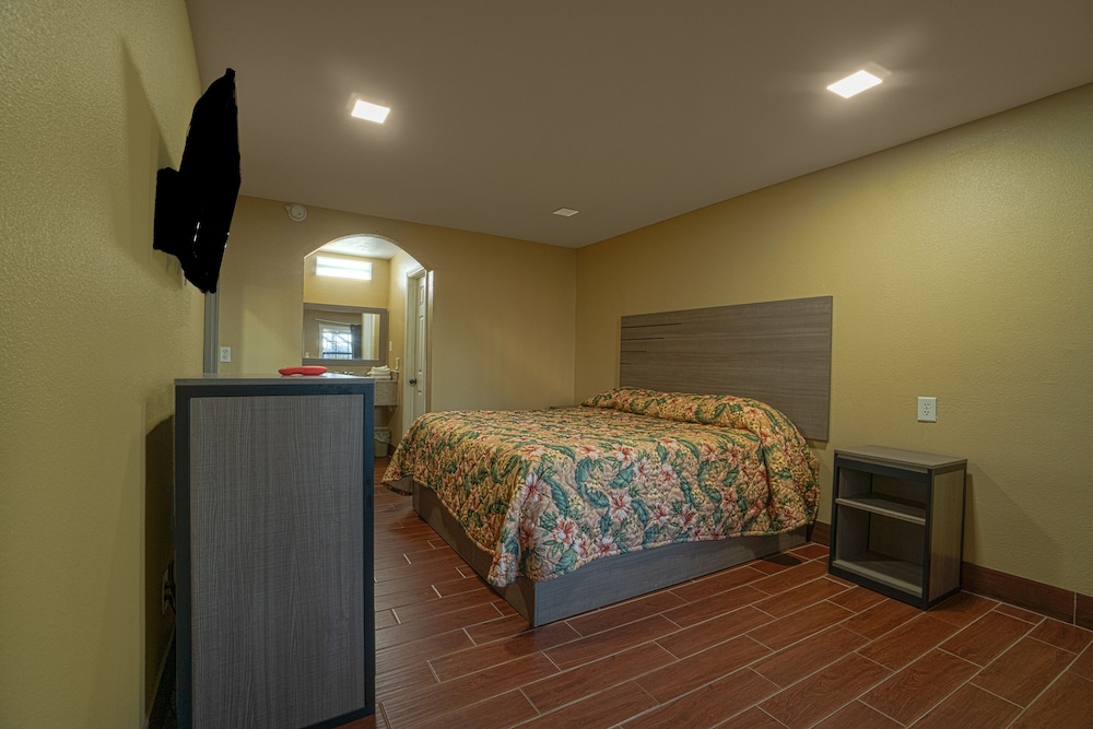 Room, 1 King Bed, Mobility Accessible, Non Smoking (Mobility, Roll-In Shower) - Photo 12