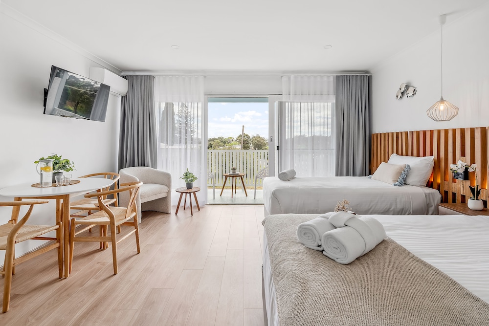 Twin/Triple Room, Ocean View photo 2