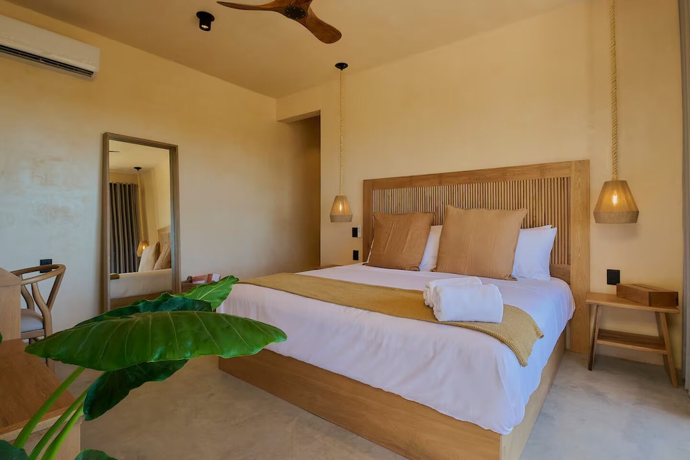 Suite, Balcony, Pool View