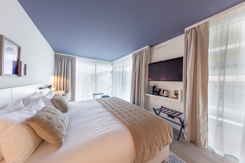 Standard Room, 1 King Bed, City View (Mountain View) - Photo 12