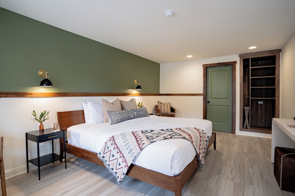 Superior Room, 1 King Bed, Mountain View - Photo 3