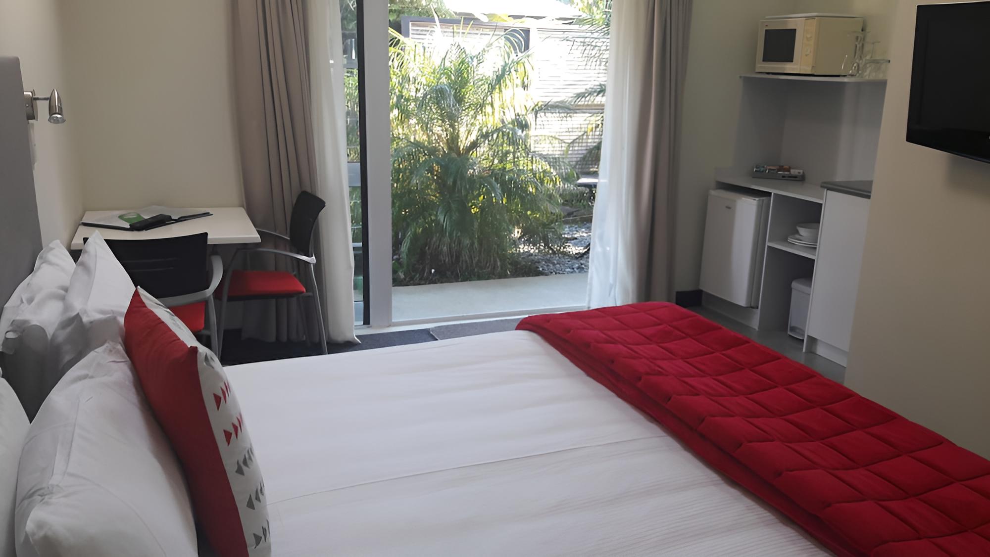 Basic Studio, 1 Queen Bed photo 3