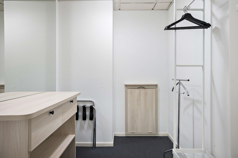 Standard Studio, Multiple Beds, Non Smoking, Kitchenette (Living Room) thumbnail 5