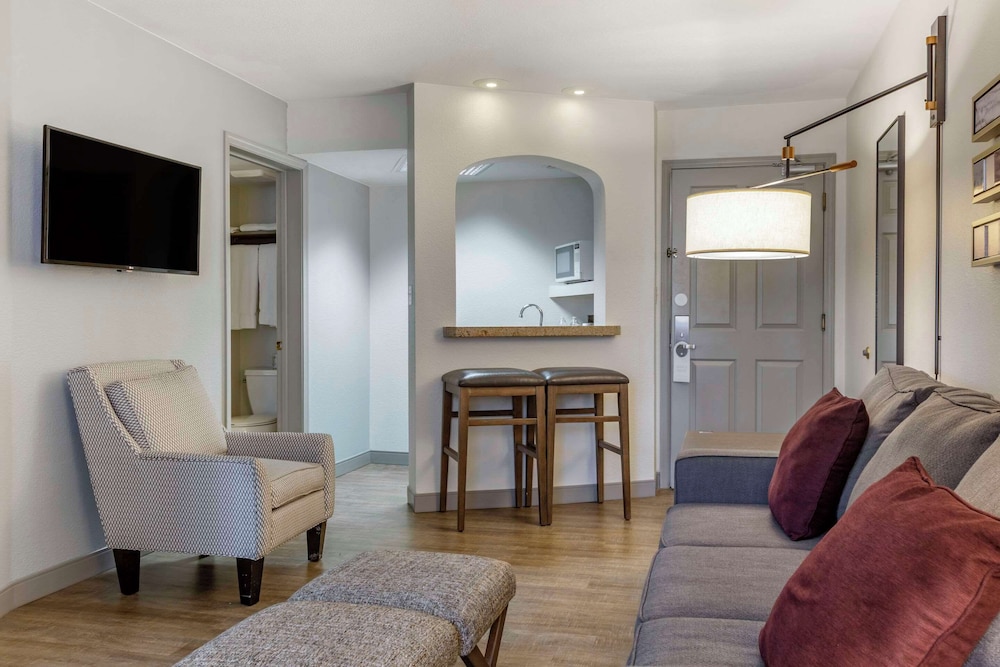 Suite, 1 King Bed, Living Room, Wet Bar, Non-Smoking - Photo 4