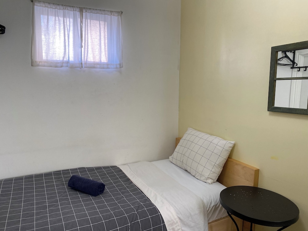 Single Occupancy Room, Shared Washroom