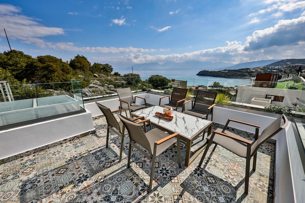 Premium One Bedroom Suite with Sea View & Outdoor Jetted Tub photo 2