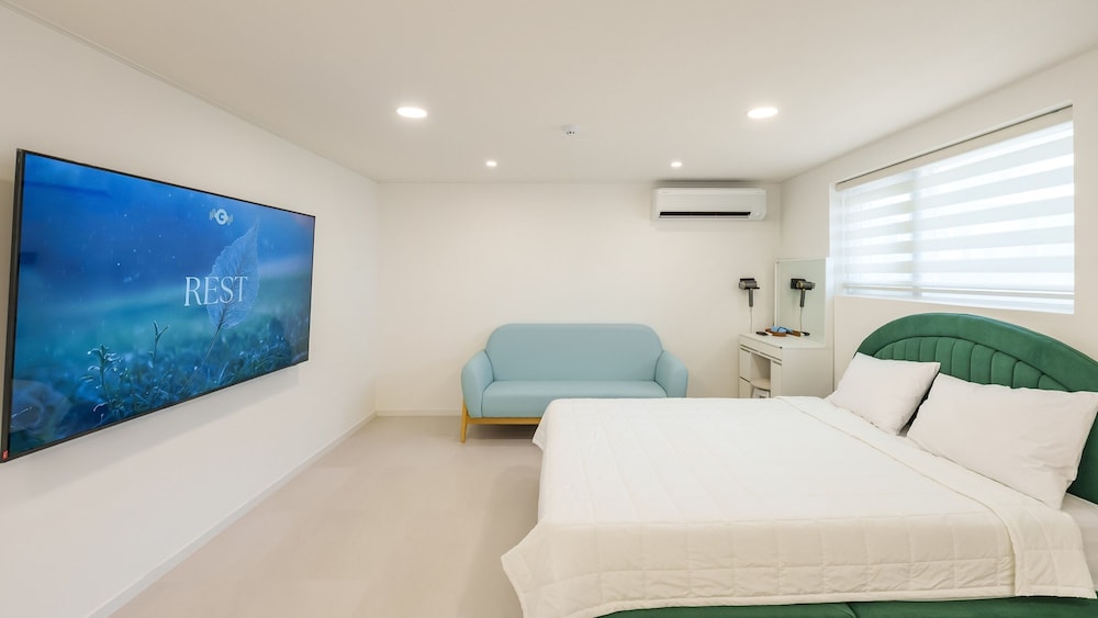 Basic Room, 1 Bedroom (Room 304 (Netflix, NO Oceanview))