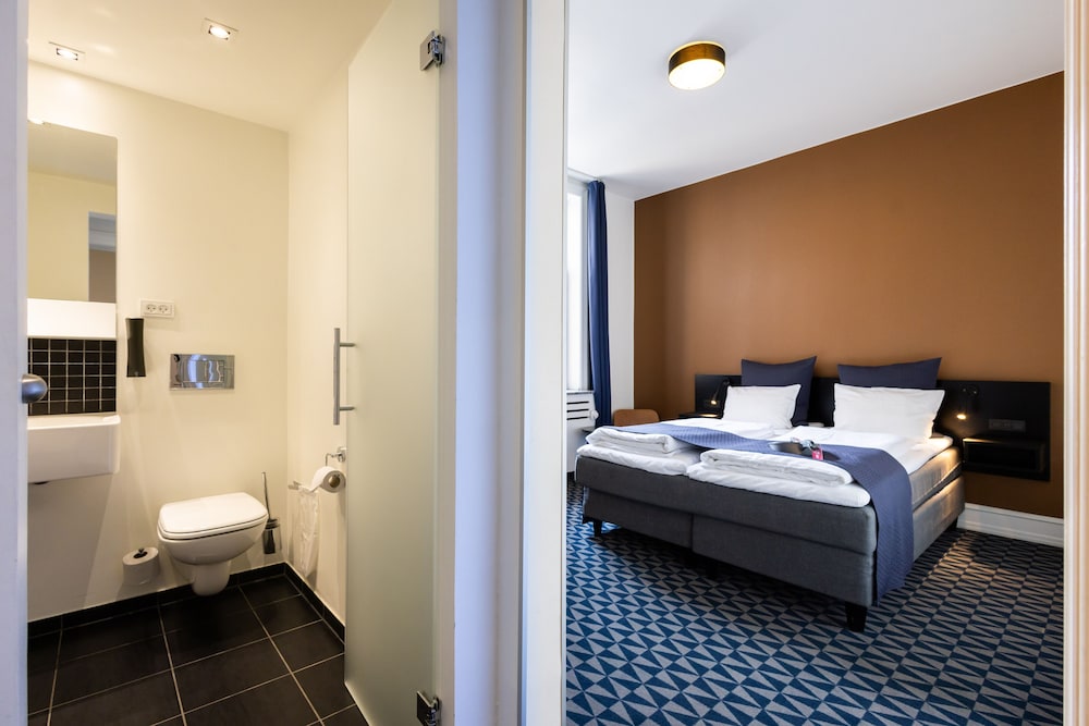 Comfort Double Room, 1 King Bed thumbnail 5