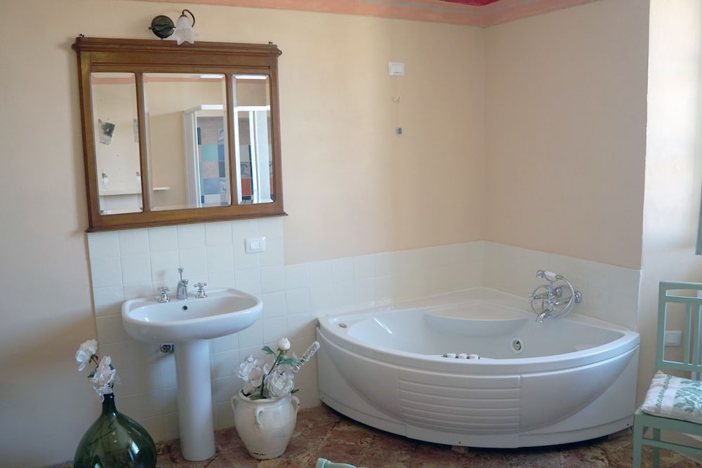Suite, Jetted Tub (Relax) photo 3