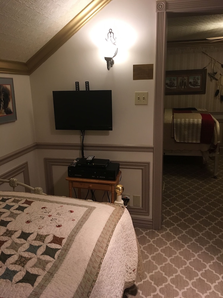 Family Room, Multiple Beds, Private Bathroom, Mountain View photo 2