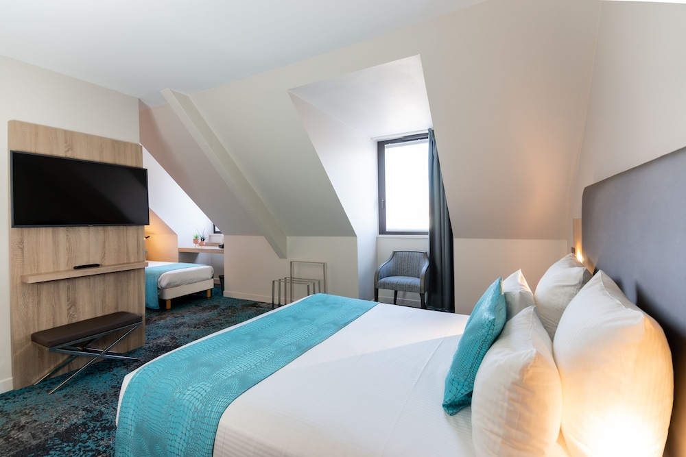 Quadruple Room, 1 Queen Bed with Sofa bed