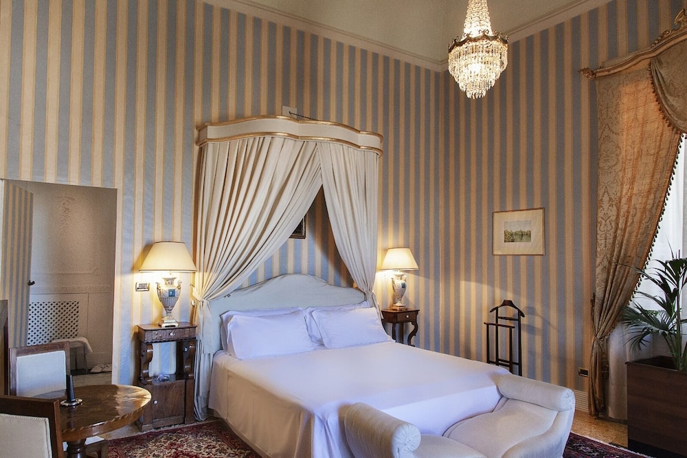 Royal Room - Photo 1