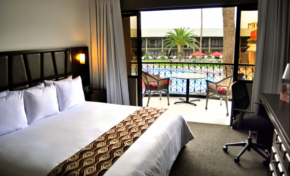 Room, 1 King Bed, Non Smoking, Pool View photo 2