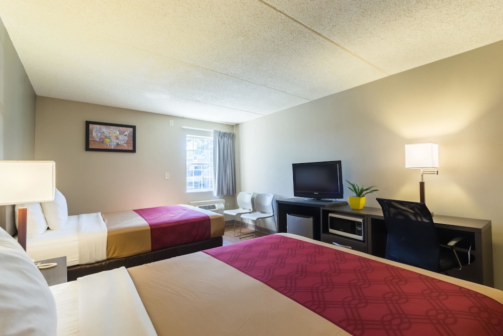 Standard Room, 2 Queen Beds, Non Smoking - Photo 9
