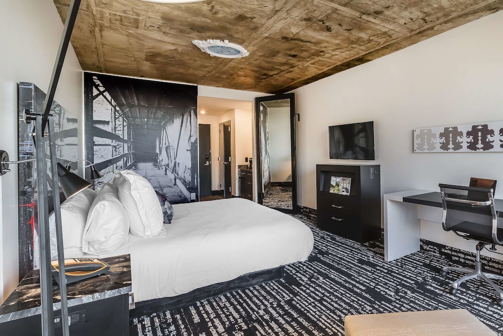Room, 1 King Bed, Accessible (Mobility, Roll-In Shower) - Photo 2