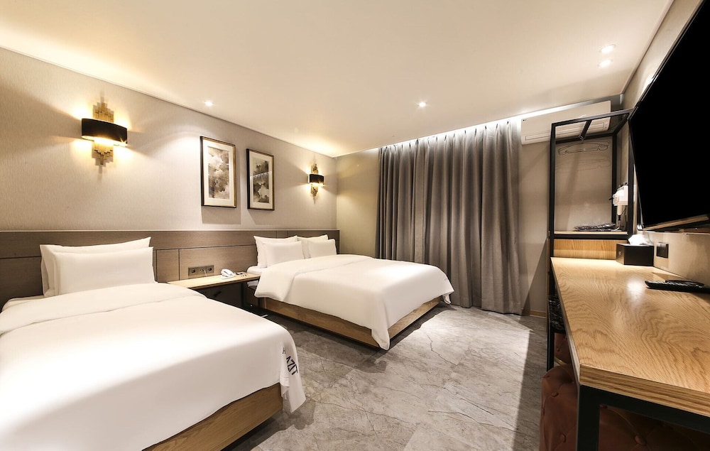 Family Twin Room, Non Smoking, Partial Lake View