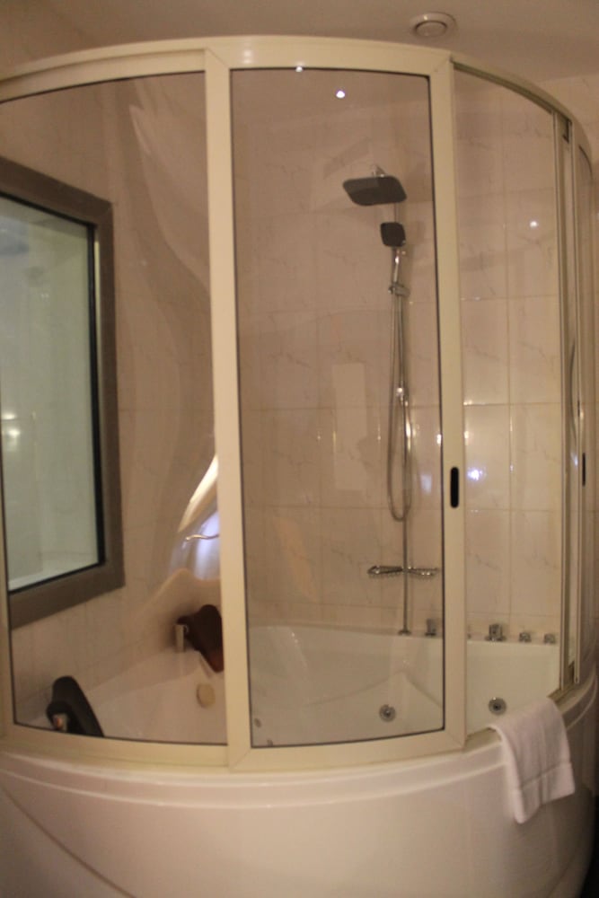 Romantic Room, Ensuite photo 3