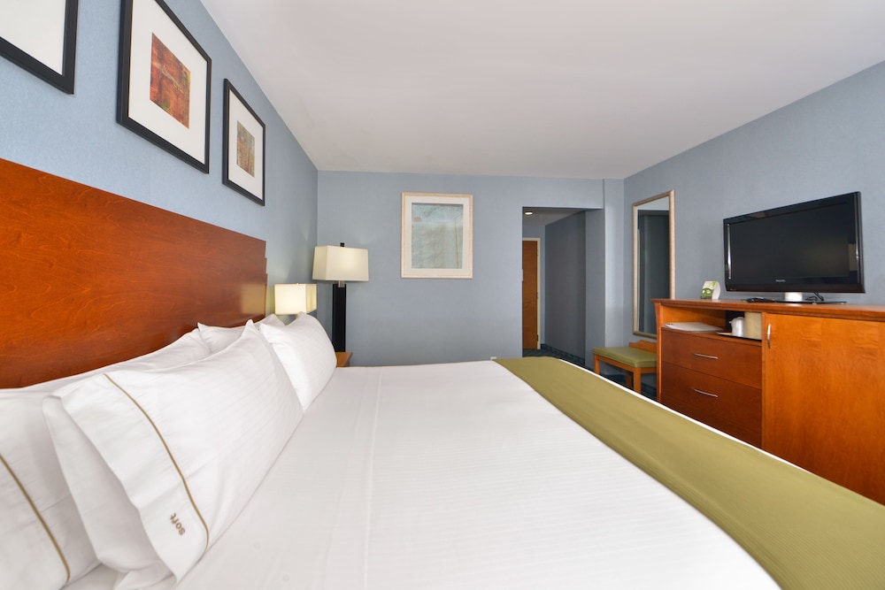 Standard Room, 1 Queen Bed, Accessible (Mobility, Roll-In Shower) photo 2