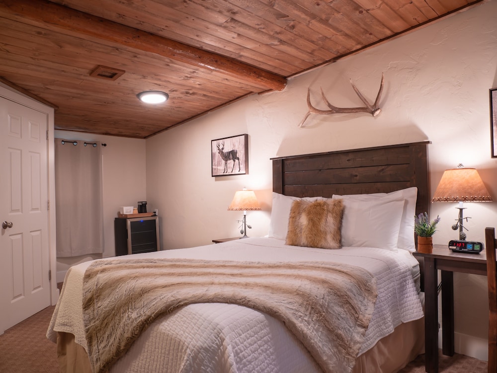 Standard Room, 1 King Bed, Non Smoking - Photo 1
