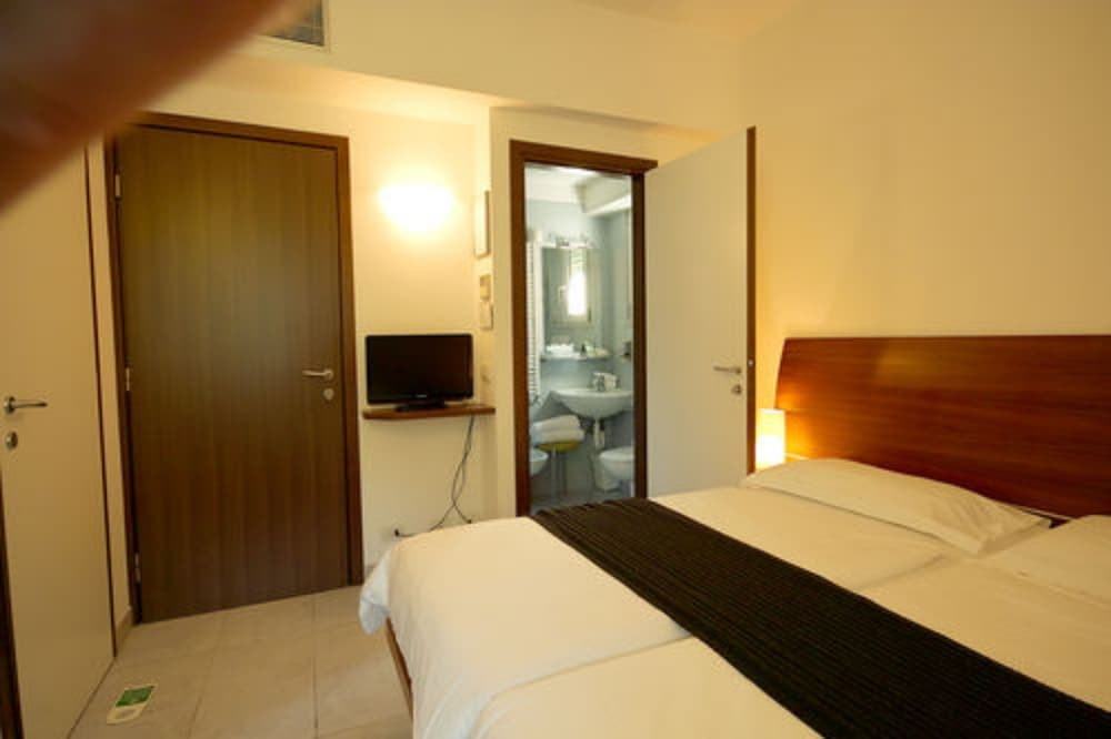 Economy Double Room (lateral garden view) photo 2
