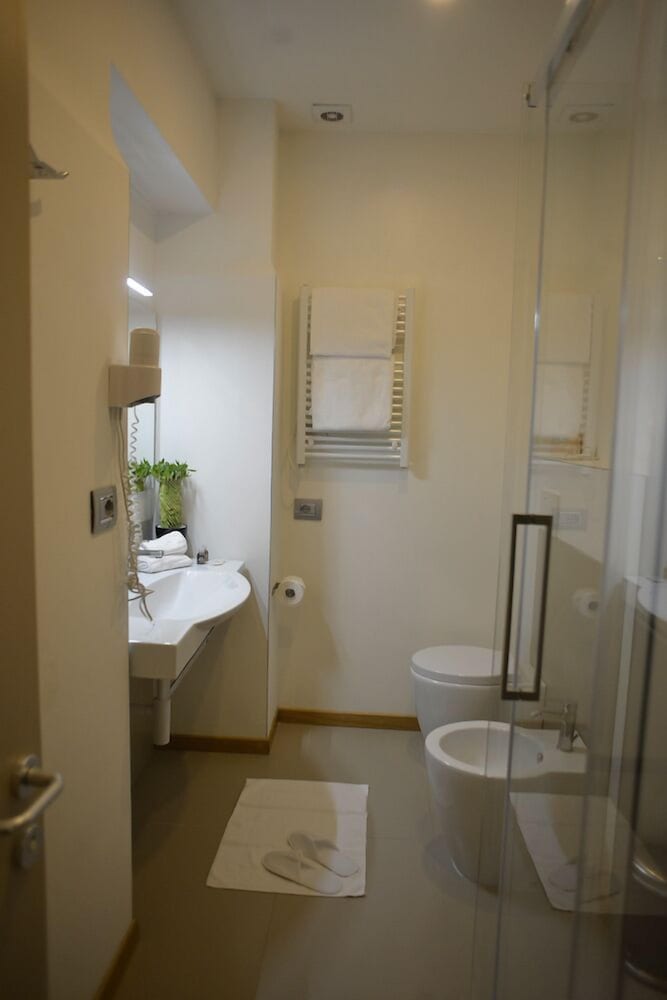 Deluxe Double or Twin Room - Photo 10