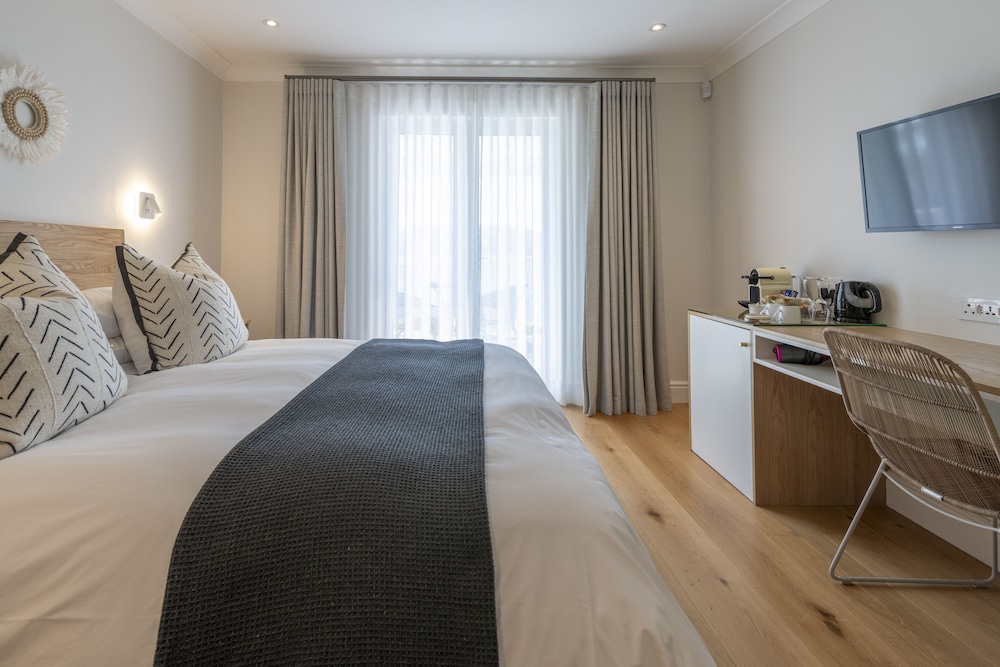 Superior Room, 1 Queen Bed, Lagoon View photo 3