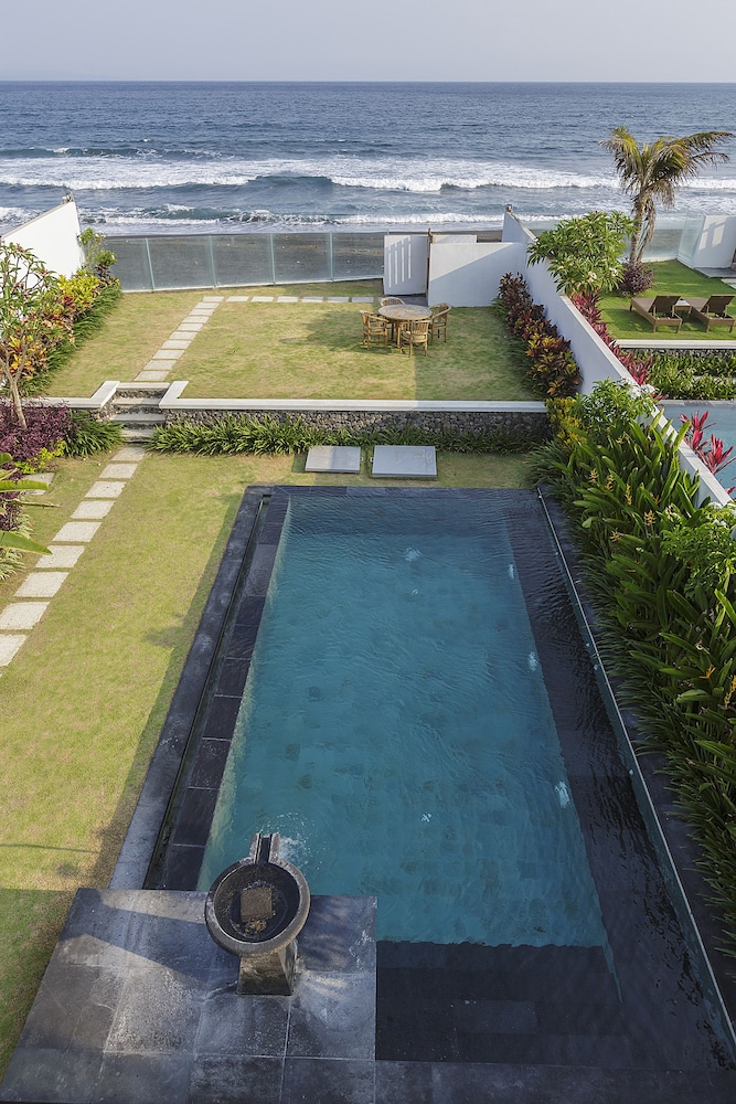 One Bedroom Beachfront photo 1