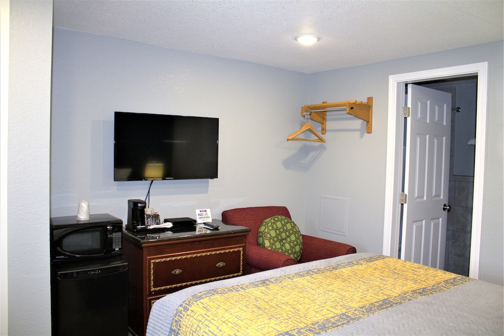 Deluxe Room, 1 Queen Bed photo 2