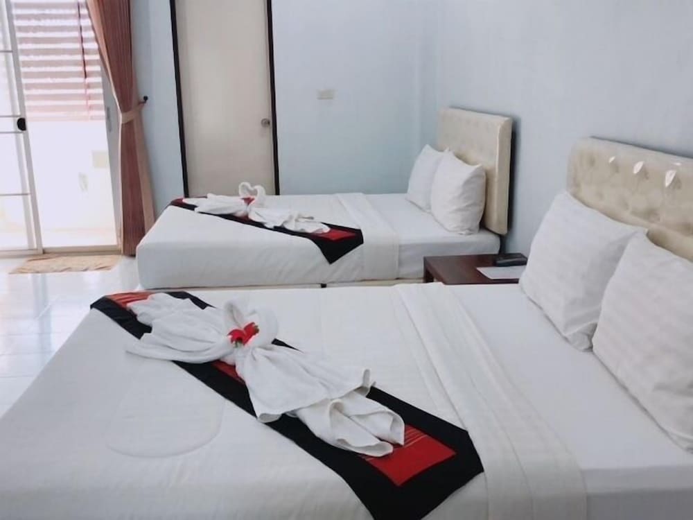 2 Queen Beds Room photo 2