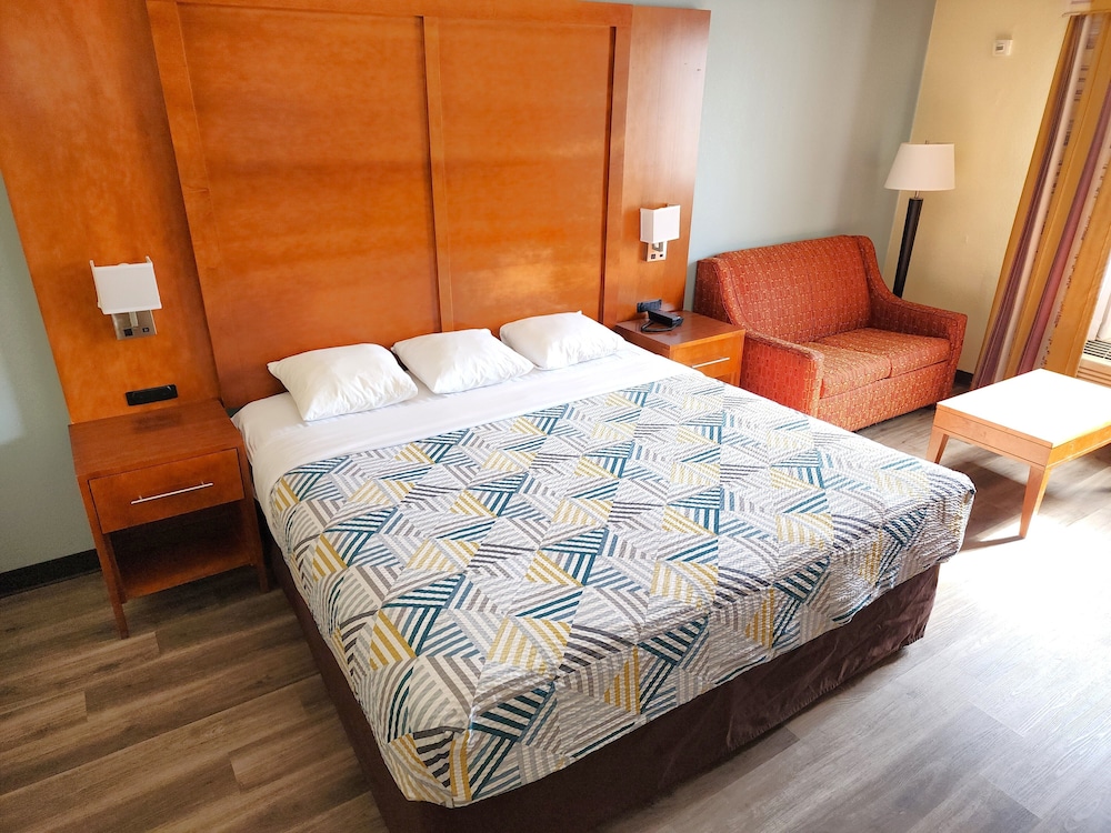 Deluxe Suite, 1 King Bed, Non Smoking, Refrigerator & Microwave