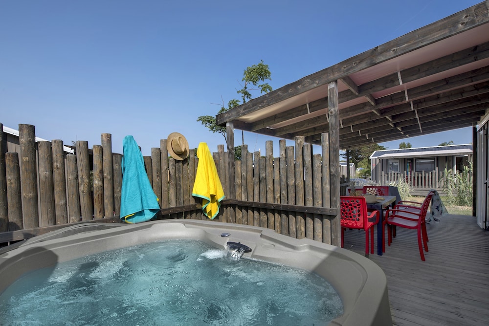 Premium Mobile Home, 4 Bedrooms, Hot Tub - Photo 2