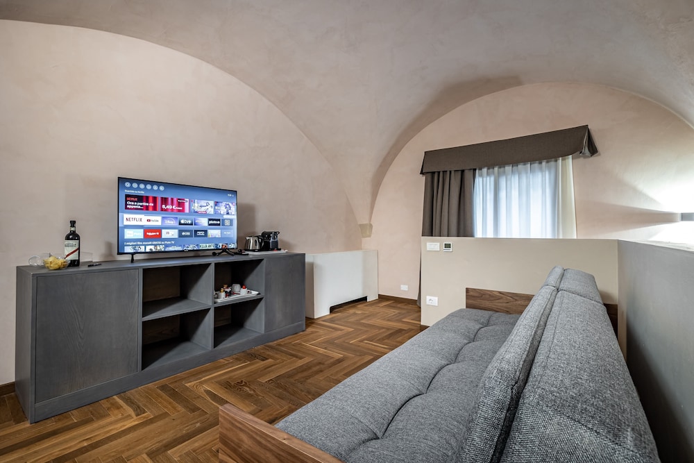 Deluxe Suite (Jacuzzi) - Photo 2