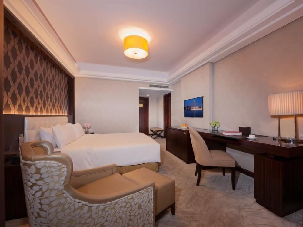Elegant Lake View Family Suite photo 2
