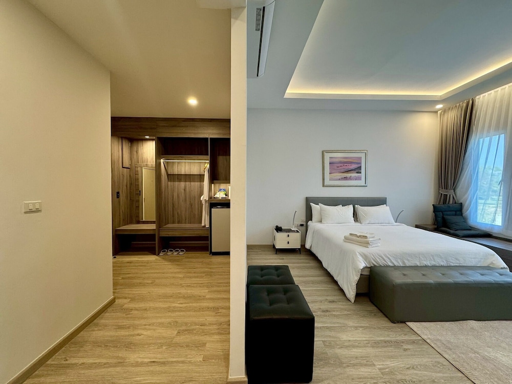 Premium Room, 1 King Bed, Pool View photo 2