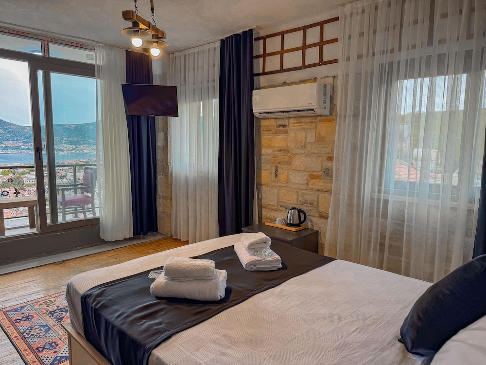 Deluxe Room, 1 Bedroom, Smoking, Sea View photo 1