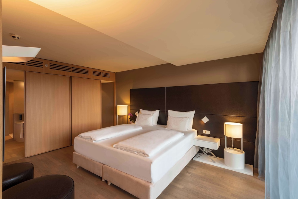 Junior Suite, 1 King Bed, Balcony photo 1