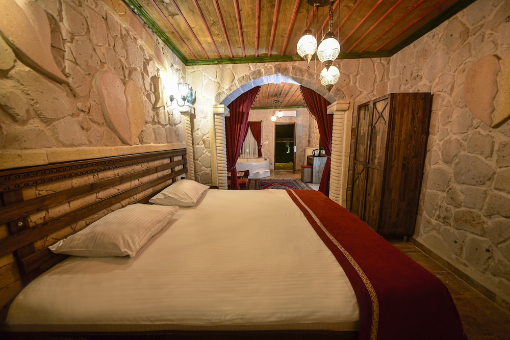 Honeymoon Room, Jetted Tub, City View - Photo 6